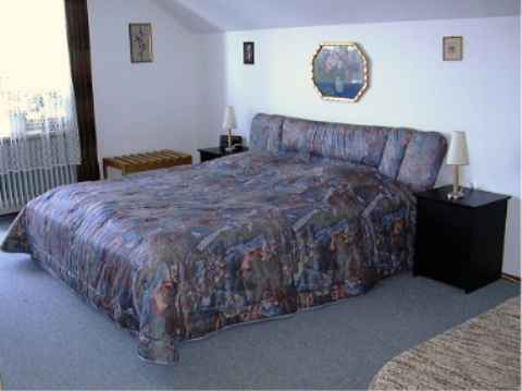 Schlafzimmer mit Doppelbett